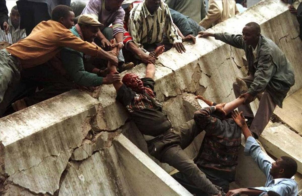 A body is removed from the wreckage after a bomb went off in Nairobi in this August 7, 1998 file photo. The bomb, which killed more than 250 people and injured 5,000, was aimed at the U.S. embassy. It destroyed a neighbouring building and badly damaged the embassy.