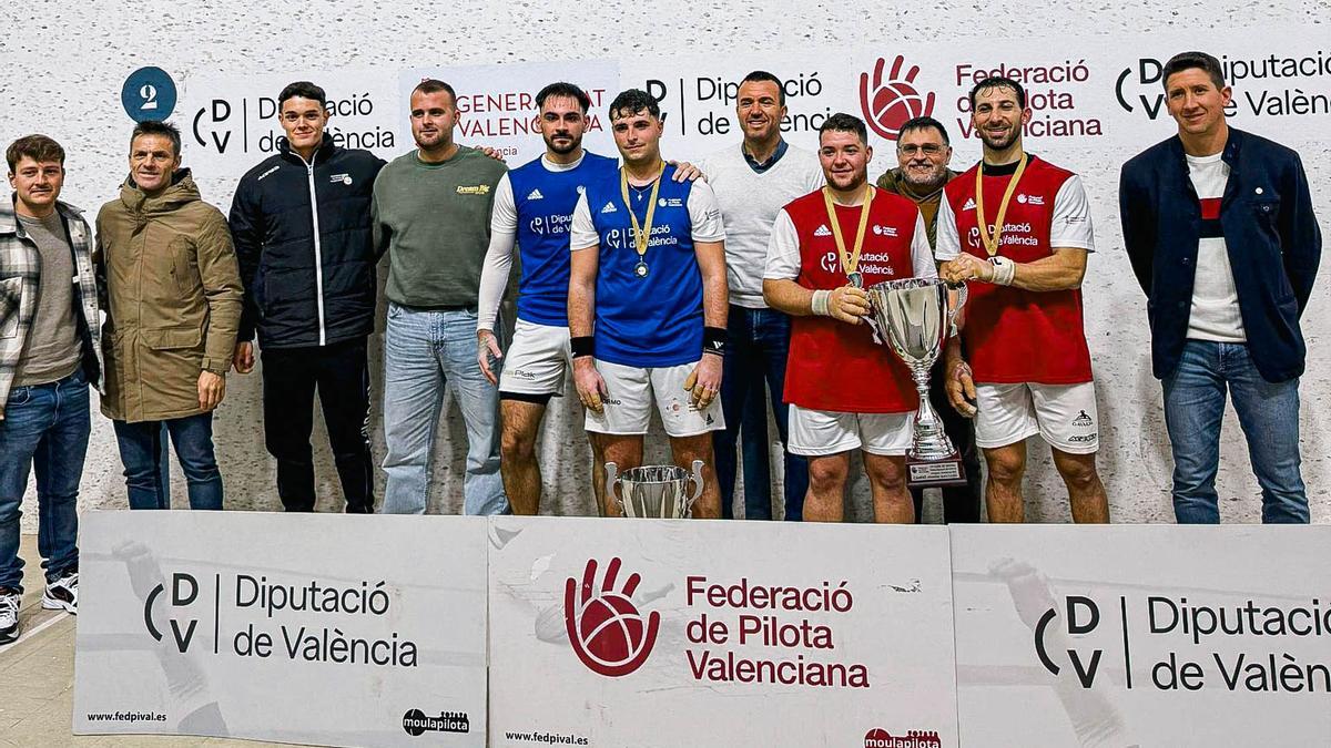 Els equips de Primera masculina junt amb les autoritats