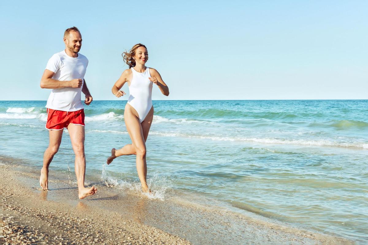 Hacer deporte en la playa puede ayudar a refrescarse siempre que sea necesario.