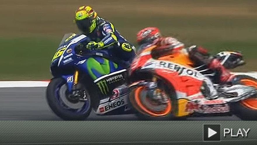 Rossi tira a Márquez con una patada