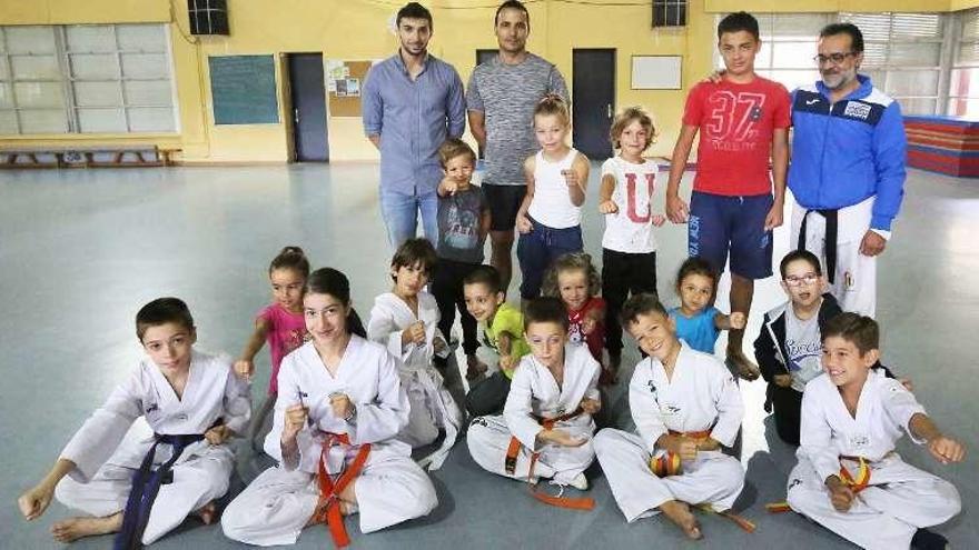 El edil de deportes con los niños y monitores de taekwondo. // D. P.
