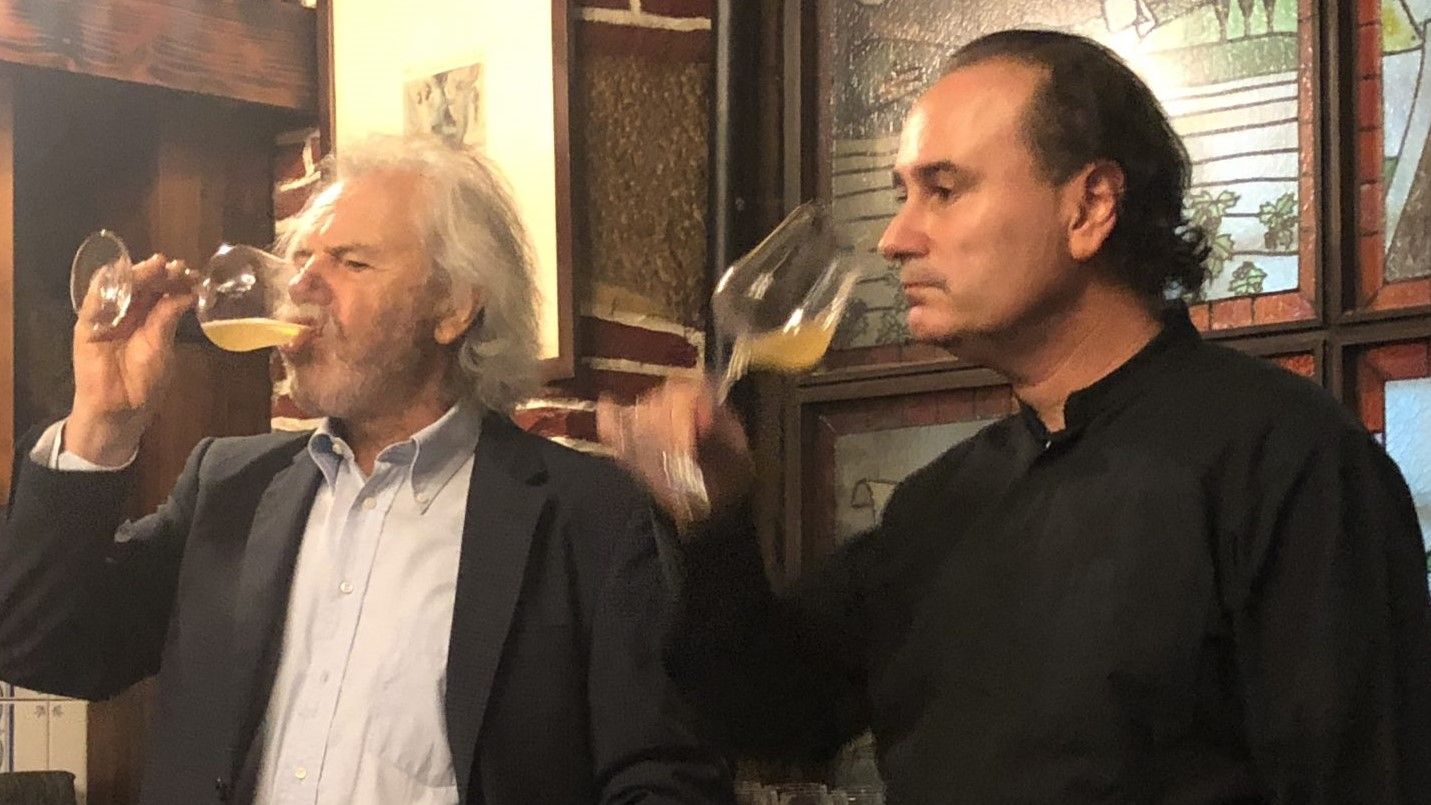 Andrés Conde Laya (derecha), catando un vino en La Cigaleña (Santander).