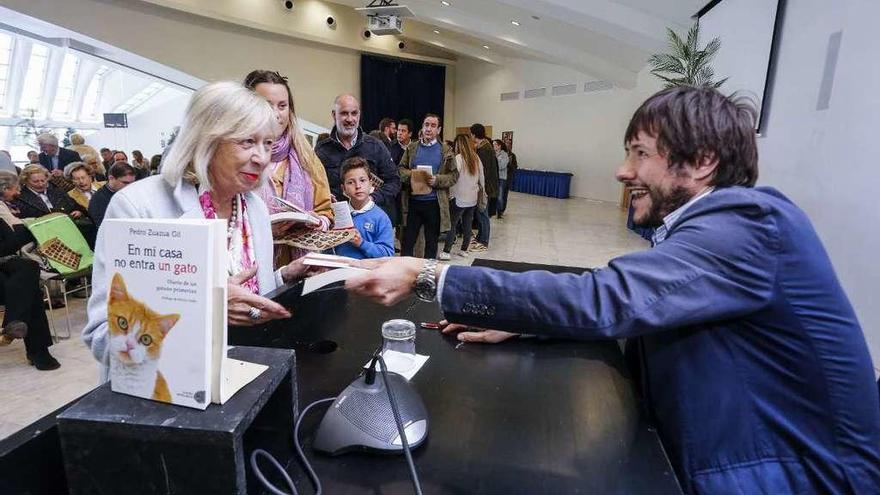 Pedro Zuazua firma ejemplares de su libro antes de la presentación.