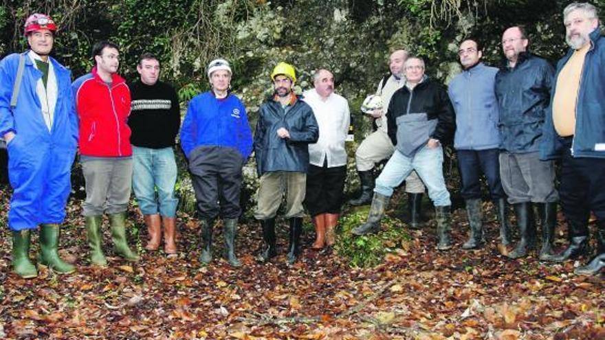 Parte del equipo que realiza las investigaciones en El Sidrón, el pasado verano, junto a la cueva.