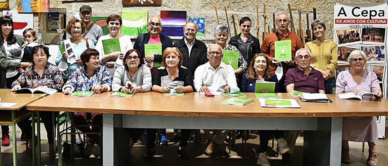 Presentación ayer en A Cepa del nuevo libro.   | // JOSÉ LUIS LORENZO “COLÓN”