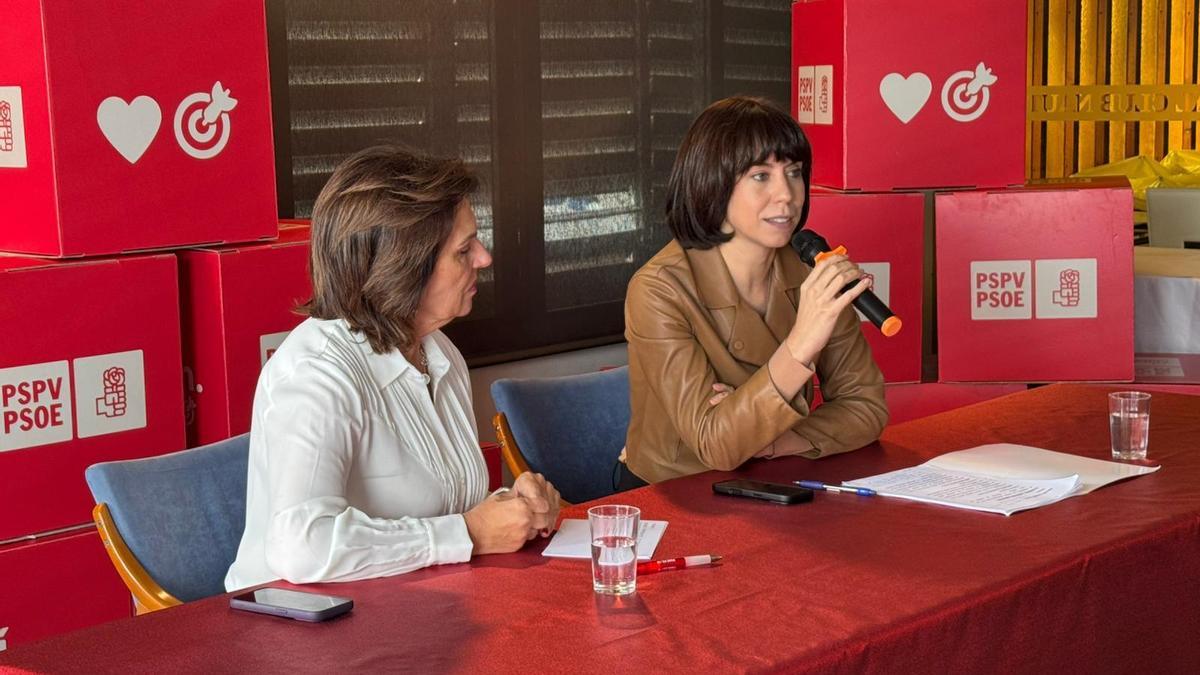 Diana Morant interviene en el acto organizado en Torrevieja por la sanidad pública, junto a la diputada Carmen Martínez.
