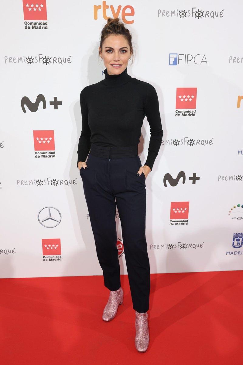Amaia Salamanca, con jersey de cuello alto y pantalones rectos oscuros y botas de purpurina