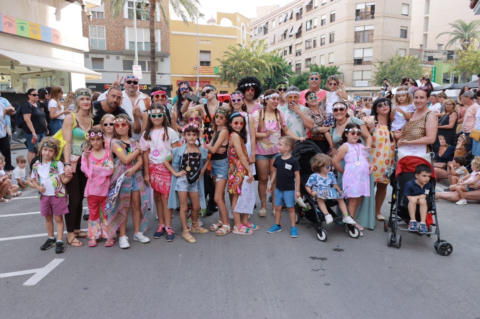 Fiestas de Sant Pere: Colorido desfile en la previa del 'bou al carrer'