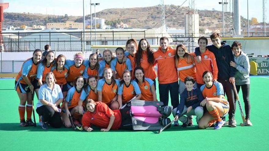 Las jugadoras del Club Hockey Benalmádena tras clasifiicarse