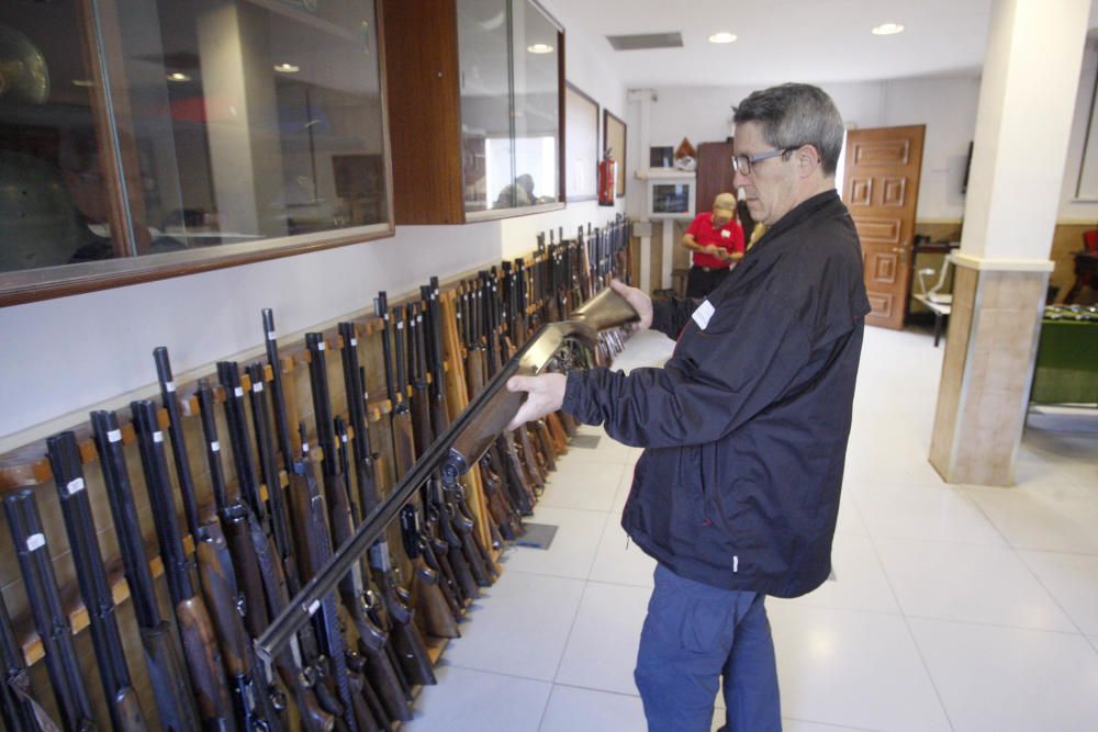 Possibles compradors admirant les armes de la subhasta