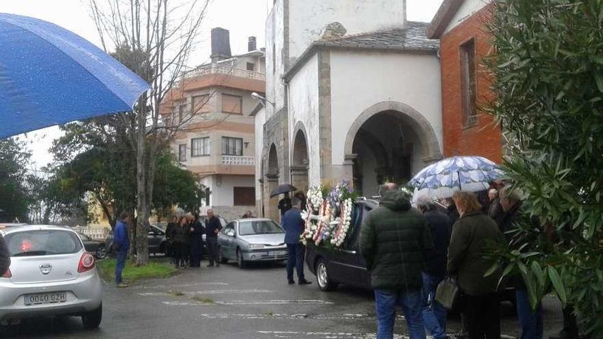 Llegada del coche fúnebre a la iglesia de La Caridad.