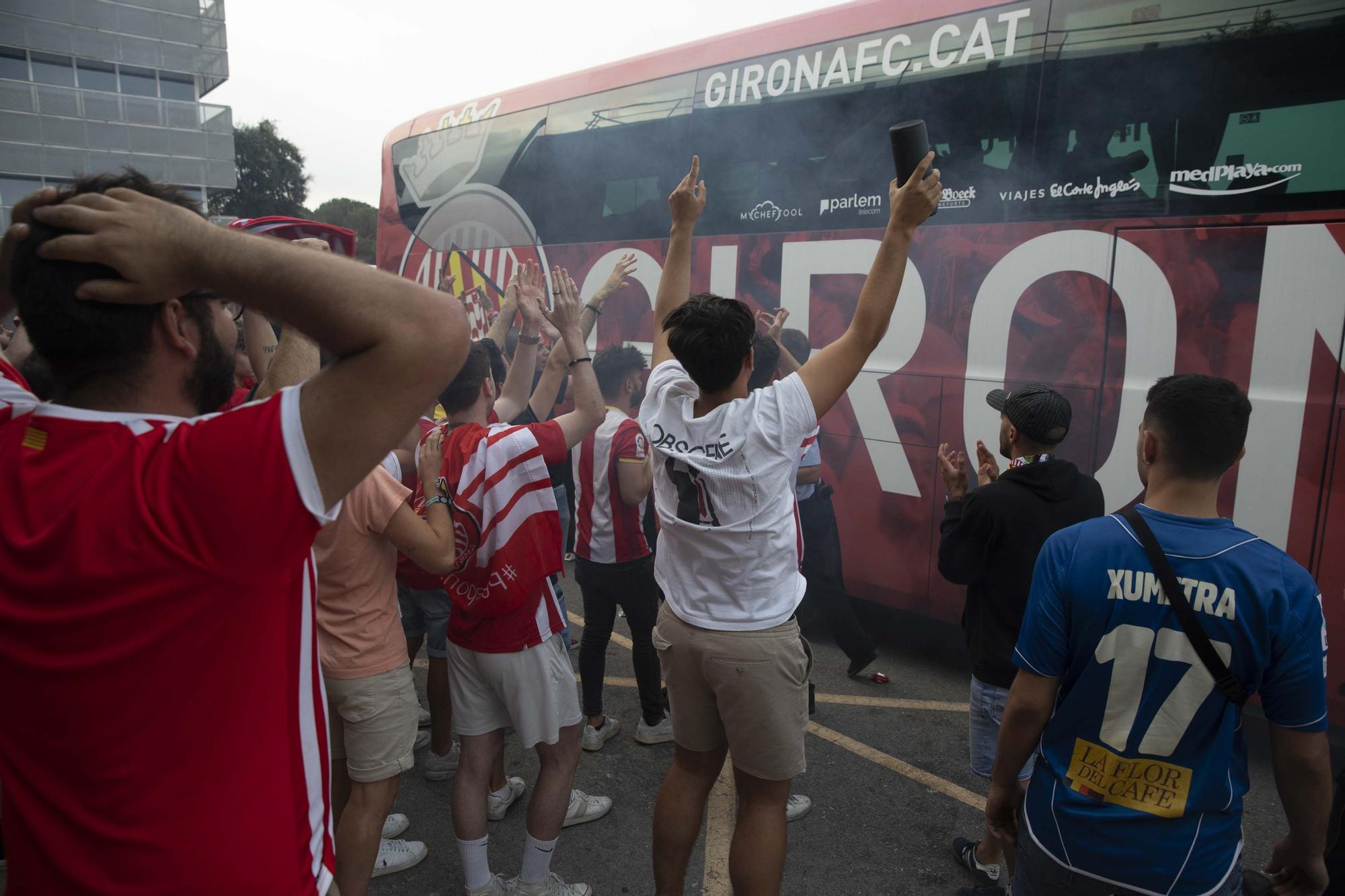 Els aficionats reben al Girona a l'aeroport