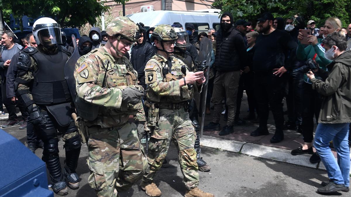 Soldados de la OTAN de la fuerza internacional de mantenimiento de la paz en Kosovo llegan al ayuntamiento de Zvecan, donde se han registrado protestas entre serbios y la policía kosovar.