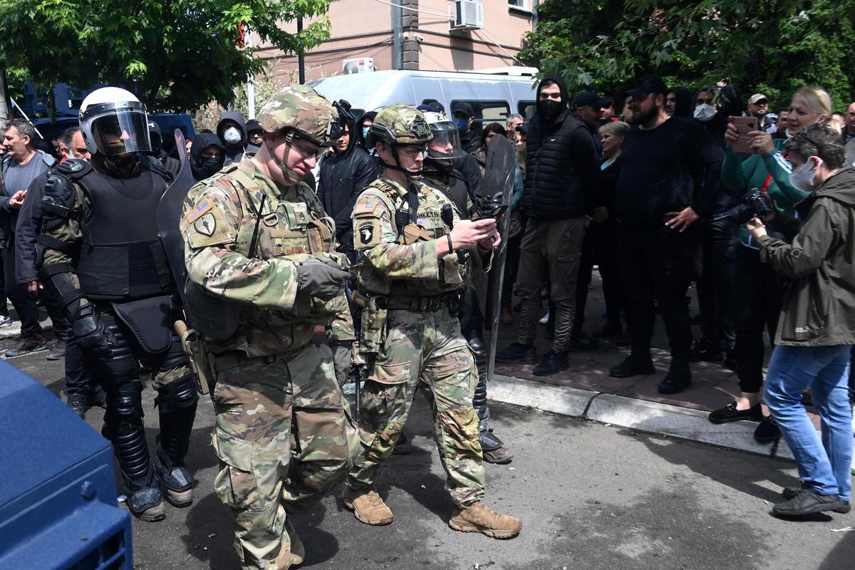 Soldados de la OTAN de la fuerza internacional de mantenimiento de la paz en Kosovo llegan al ayuntamiento de Zvecan, donde se han registrado protestas entre serbios y la policía kosovar. Soldados de la OTAN de la fuerza internacional de mantenimiento de la paz en Kosovo llegan al ayuntamiento de Zvecan, donde se han registrado protestas entre serbios y la policía kosovar.