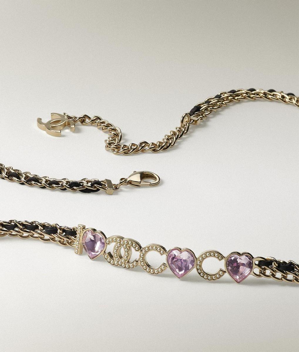 Cinturón cadena de metal, piel de cordero, strass y perlas de vidrio, de Chanel