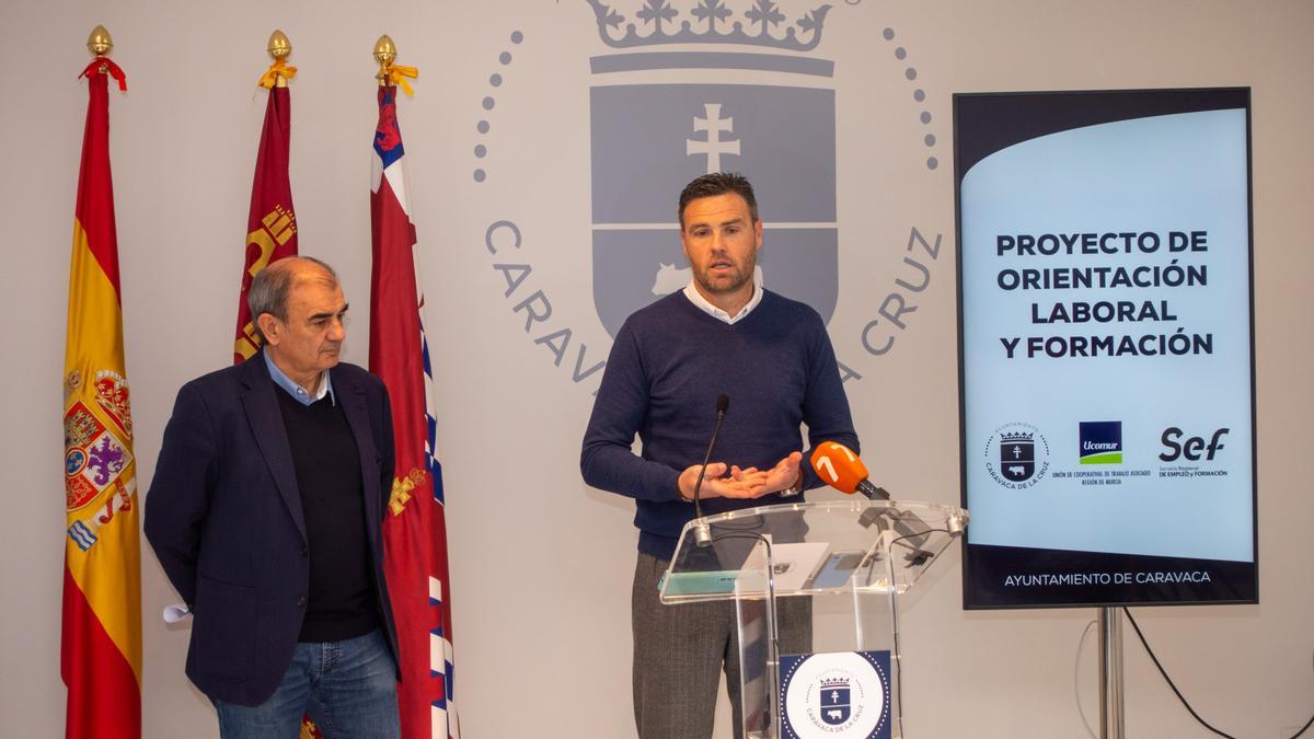 El alcalde José Francisco García y el presidente de UCOMUR, Juan Antonio Pedreño, durante la presentación del programa