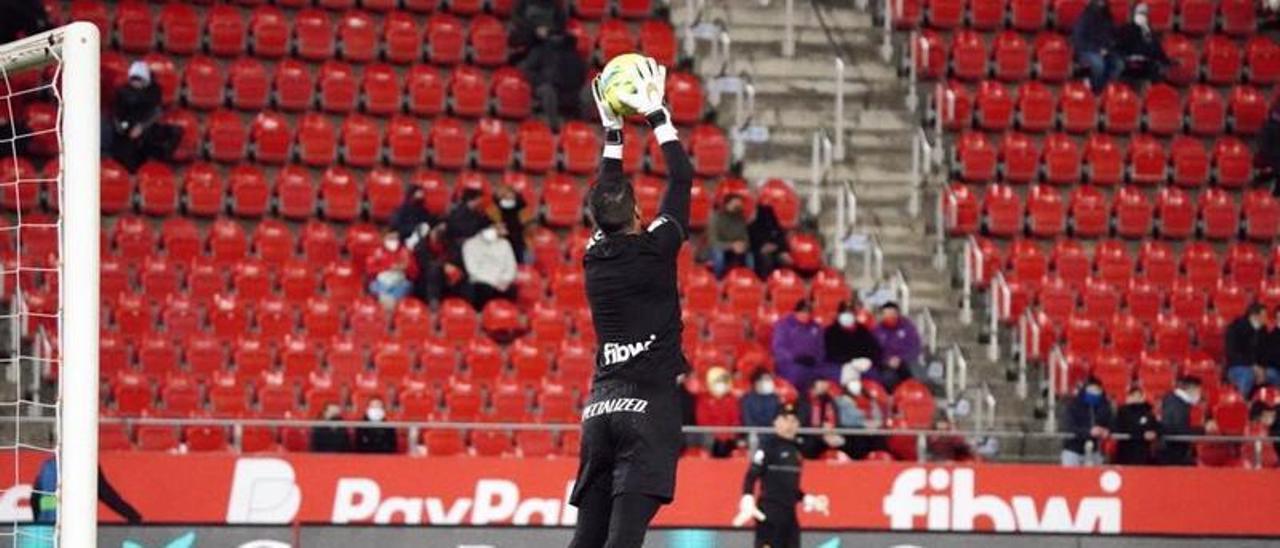 Reina, durante un calentamiento previo a un encuentro en Son Moix.