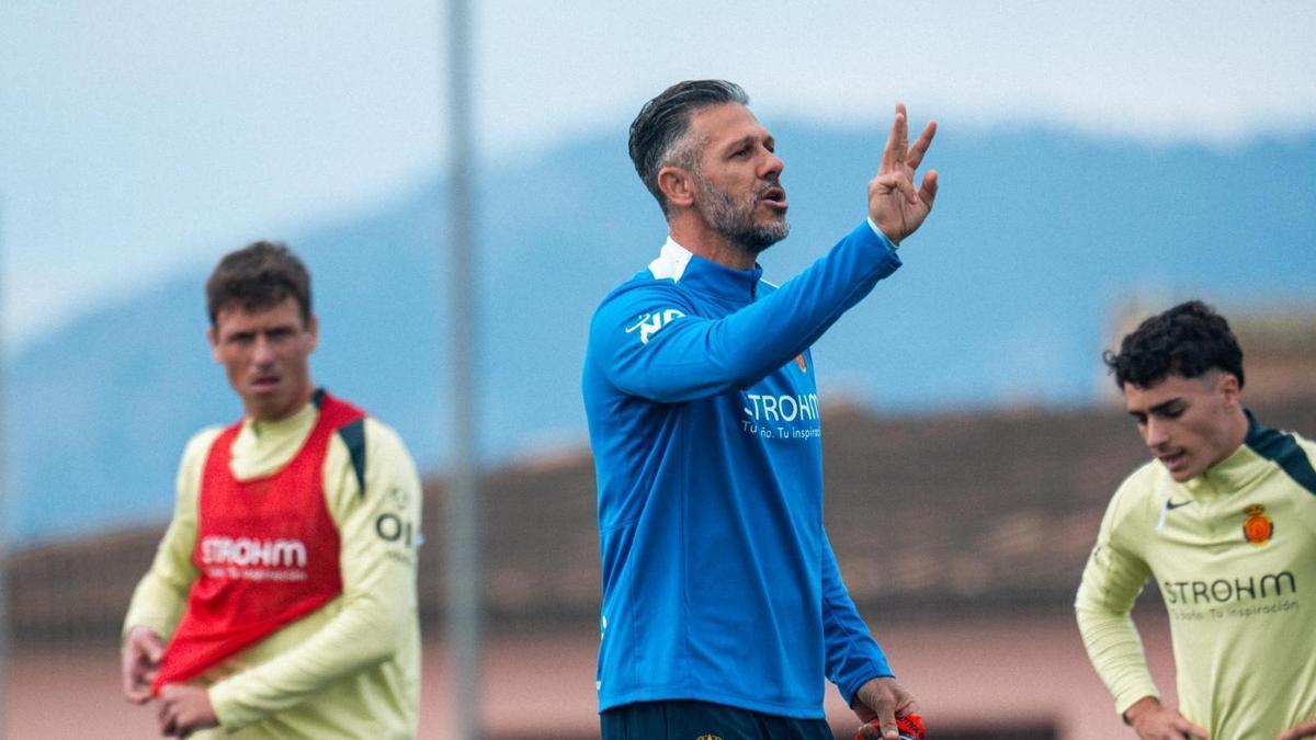 Demichelis da indicaciones ante Virgili y David López.