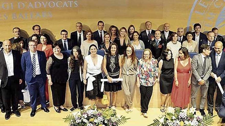 La entrega de las insignias de plata tuvo lugar ayer por la tarde en la sede del Colegio de Abogados de Palma.