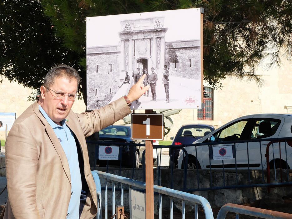 El director Jesús Heras davant una foto de l'antiga porta d'accés