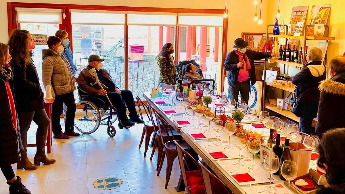 Participantes en la visita inclusiva conocen las instalaciones de la bodega toresana