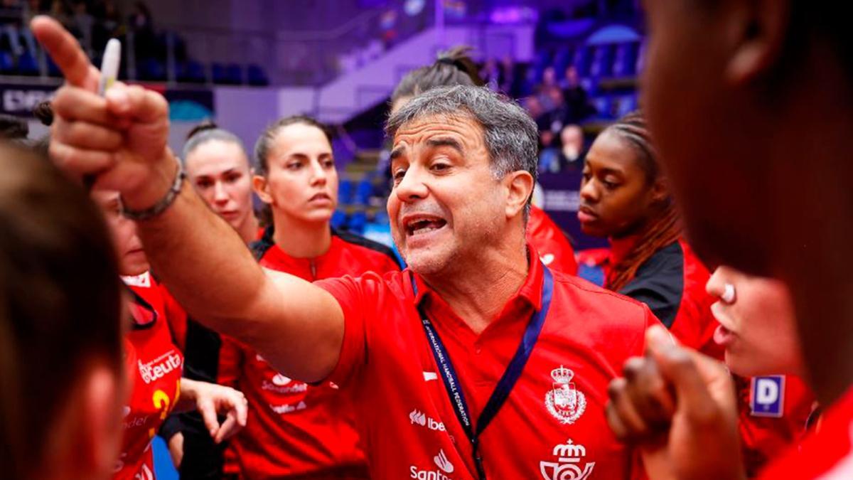 Ambros Martín está dirigiendo con maestría a las 'Guerreras'