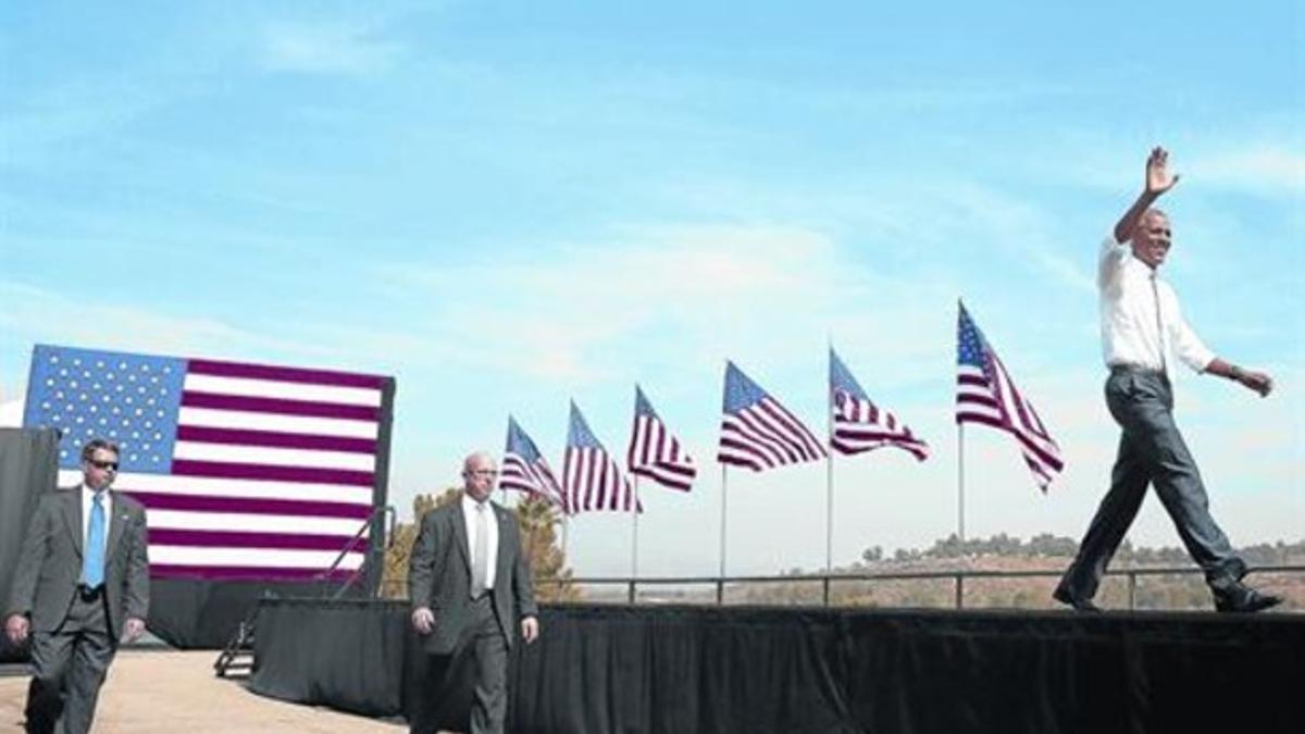 Obama saluda al llegar a San Dimas, en California, el pasado día 10.