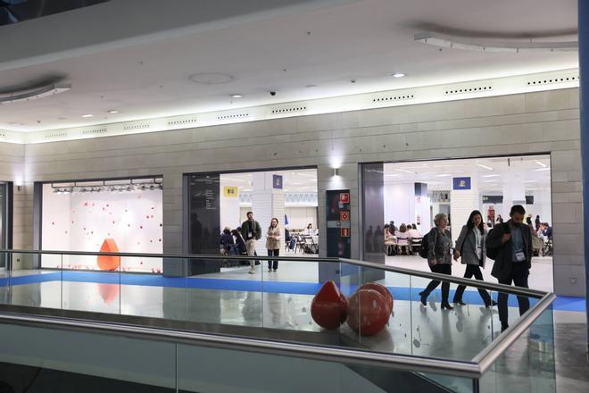 EN IMÁGENES: El centro comercial del Calatrava vuelve a abrir sus puertas (por unos días) para dar de comer a más de ochocientos congresistas en Oviedo