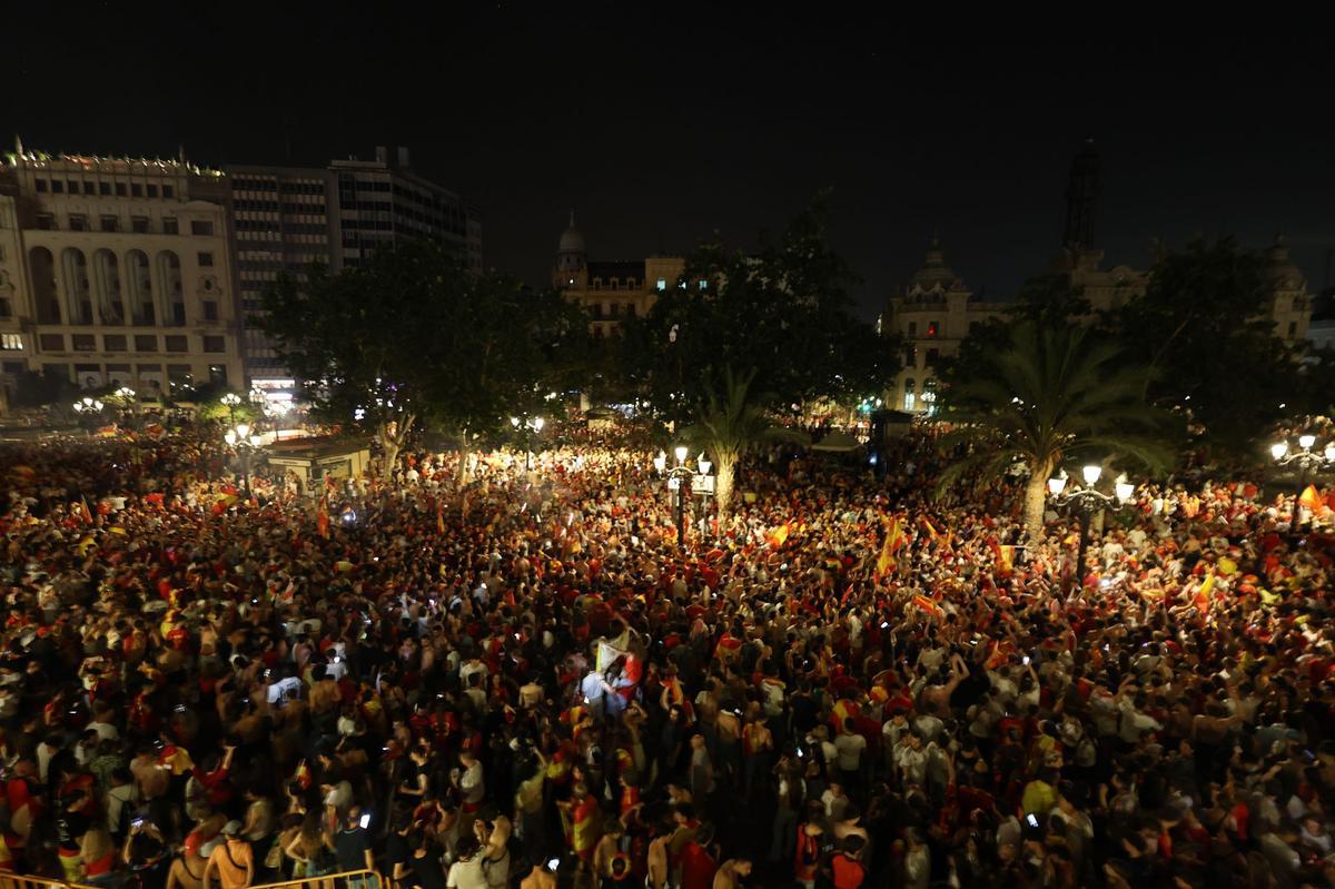 Así está viviendo la plaza del Ayuntamiento de València la final del Mundial de España