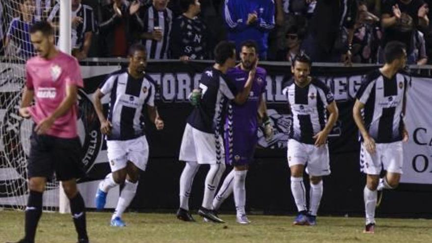 El portero castellonense, felicitado por sus compañeros tras detener un penalti.