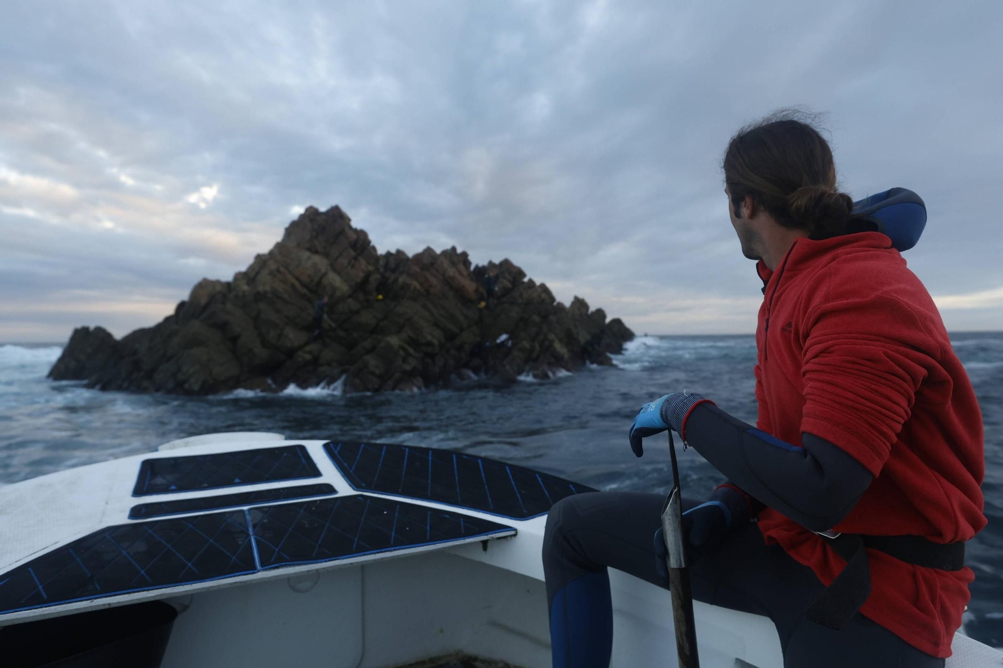 EN IMÁGENES: Así es la dura jornada de los perceberos del cabo Peñas: un oficio de alto riesgo a merced de las olas