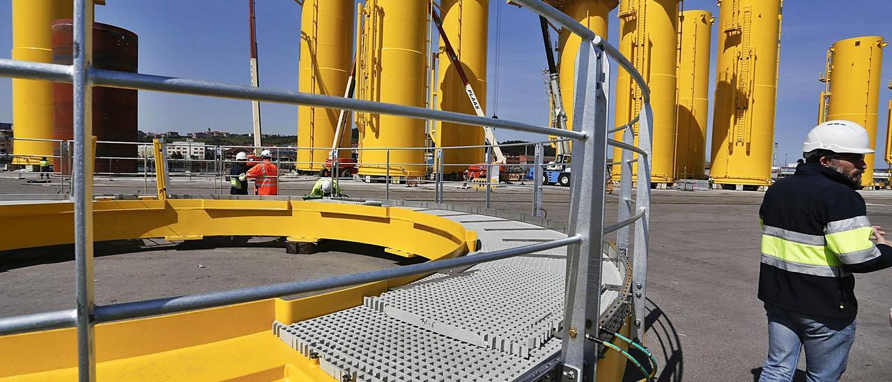 Piezas de Windar Renovables para un parque eólico marino, listas para su embarque en el puerto de Avilés. | Mara Villamuza