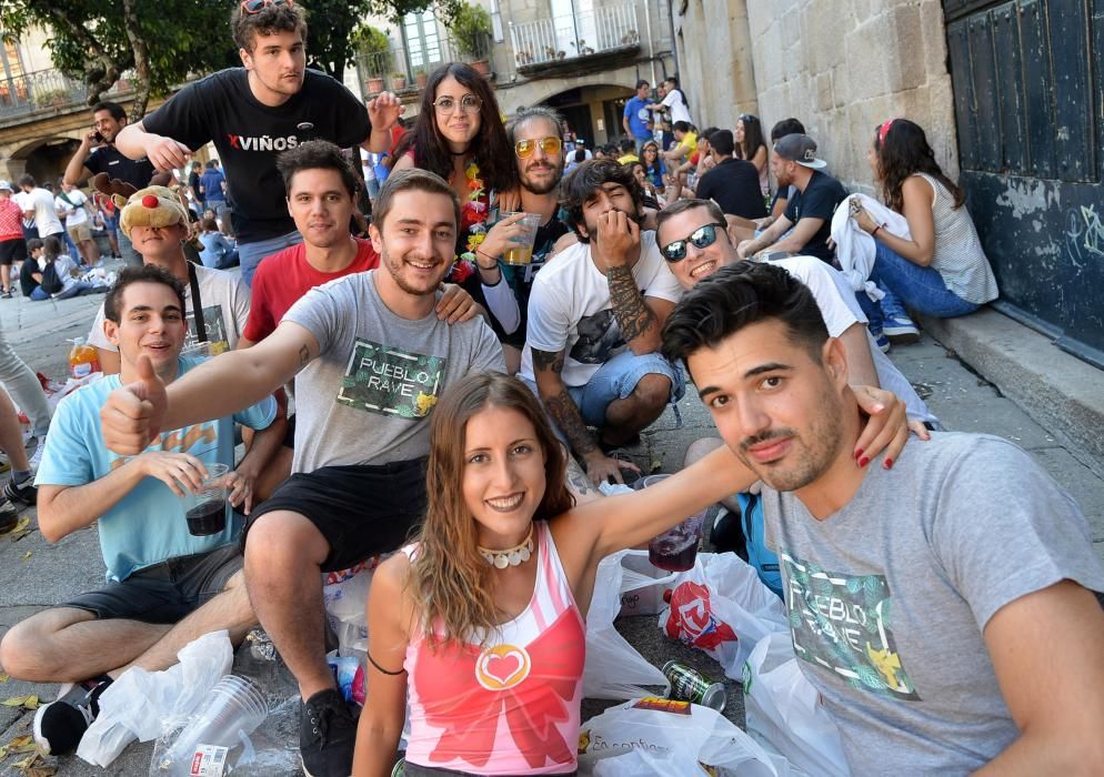 Cientos de jóvenes toman el centro histórico en la primera “noche de peñas” de 2017
