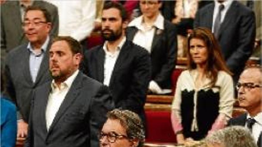 Minut de silenci al ple del Parlament per les víctimes de Germanwings