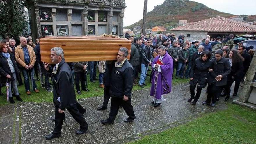 Numerosas personas acudieron al entierro de Diego Freiría. // M.G.B.