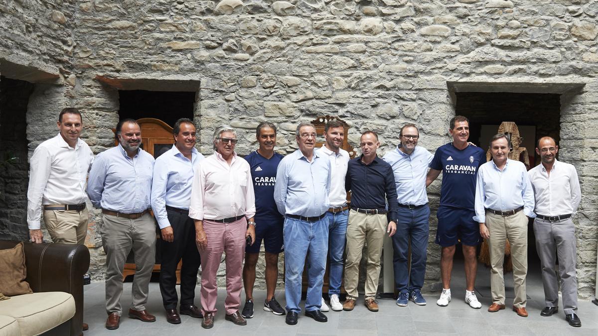 César Alierta y el resto de consejeros del Zaragoza en la última visita del máximo accionista a la concentración de pretemporada, en 2017 .