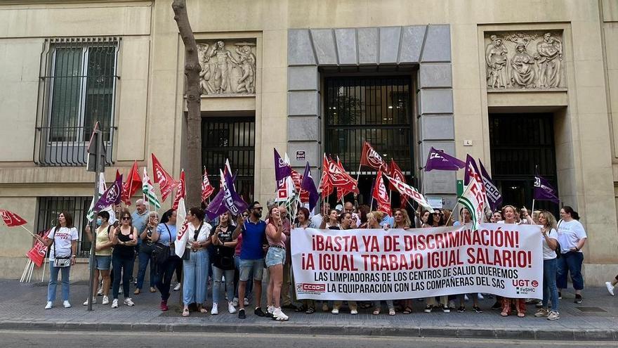 Trabajadores de limpieza de los centros de salud de Málaga-Guadalhorce exigen la equiparación salarial