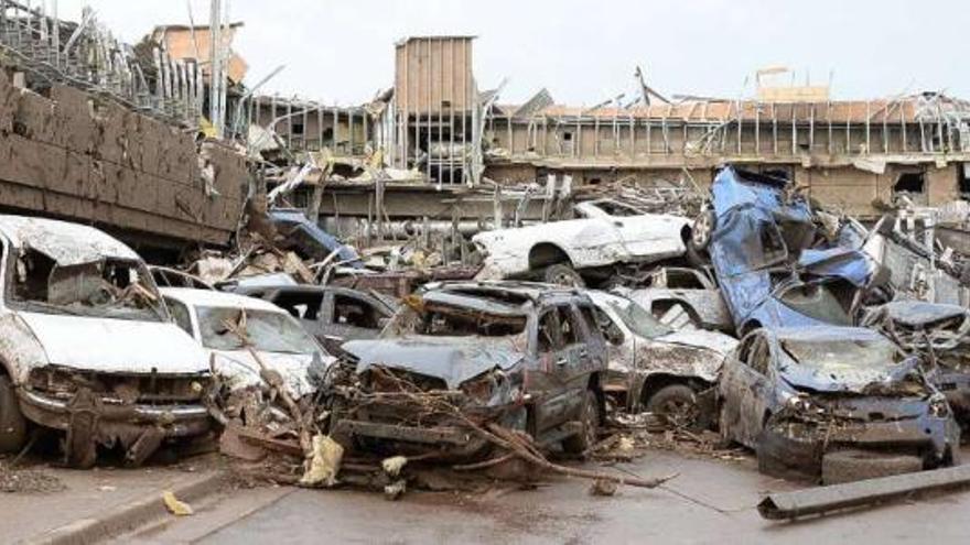 Destrozos causados por el fuerte viento en un aparcamiento situado cerca de Oklahoma City. / gene blevins