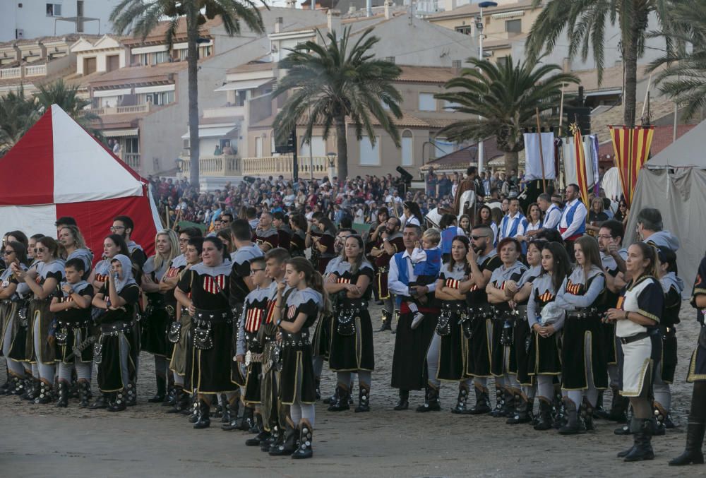 Un espectacular Desembarco al alba da inicio a los Moros y Cristianos en El Campello