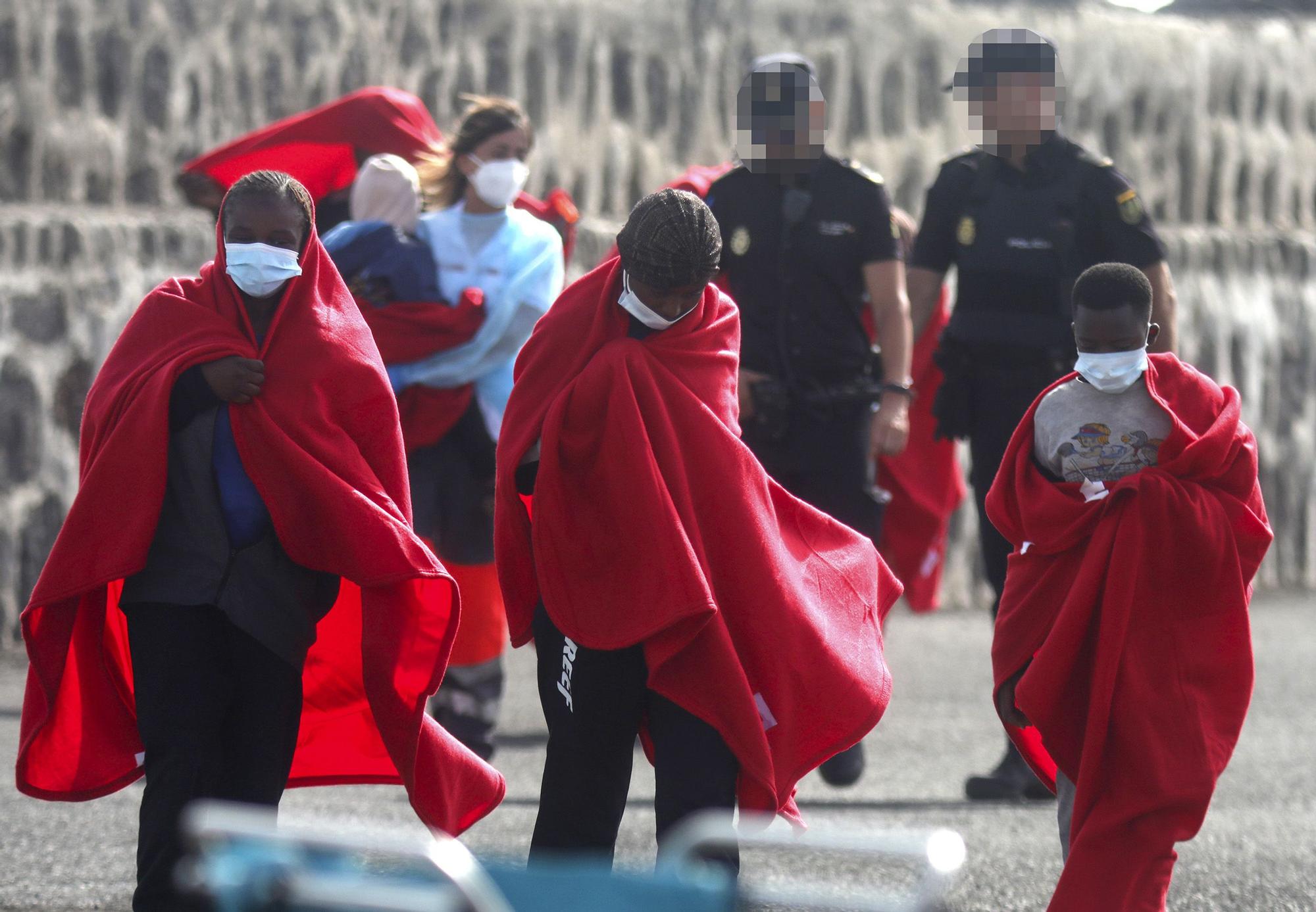 Jóvenes migrantes son recogidos por Cruz Roja y la Policía tras llegar a la isla de Lanzarote.