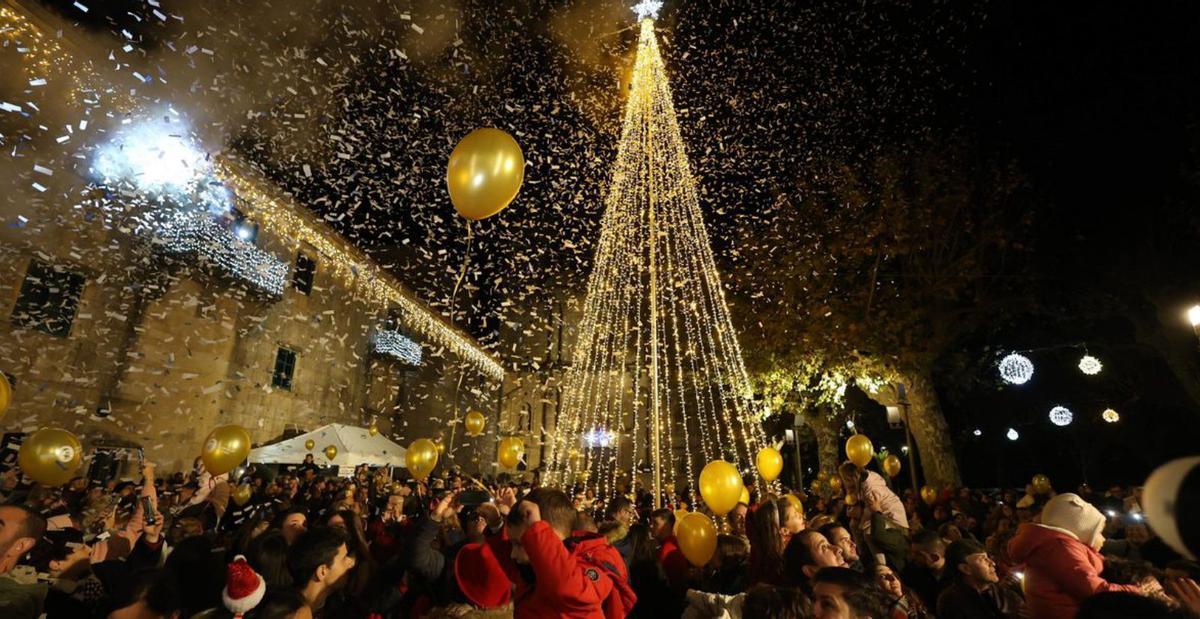 Las calles de Poio ya lucen sus colores más navideños