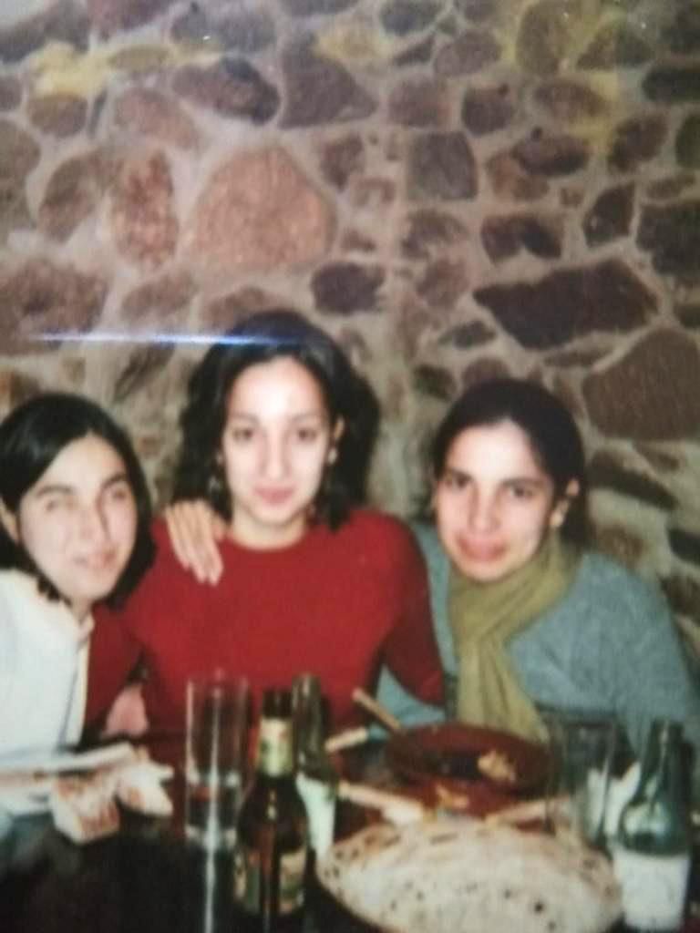 Marián con sus dos hermanas.