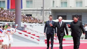 El presidente ruso, Vladímir Putin, y su homçologo norcorenao en el acto de bienvenida en Pionyang.