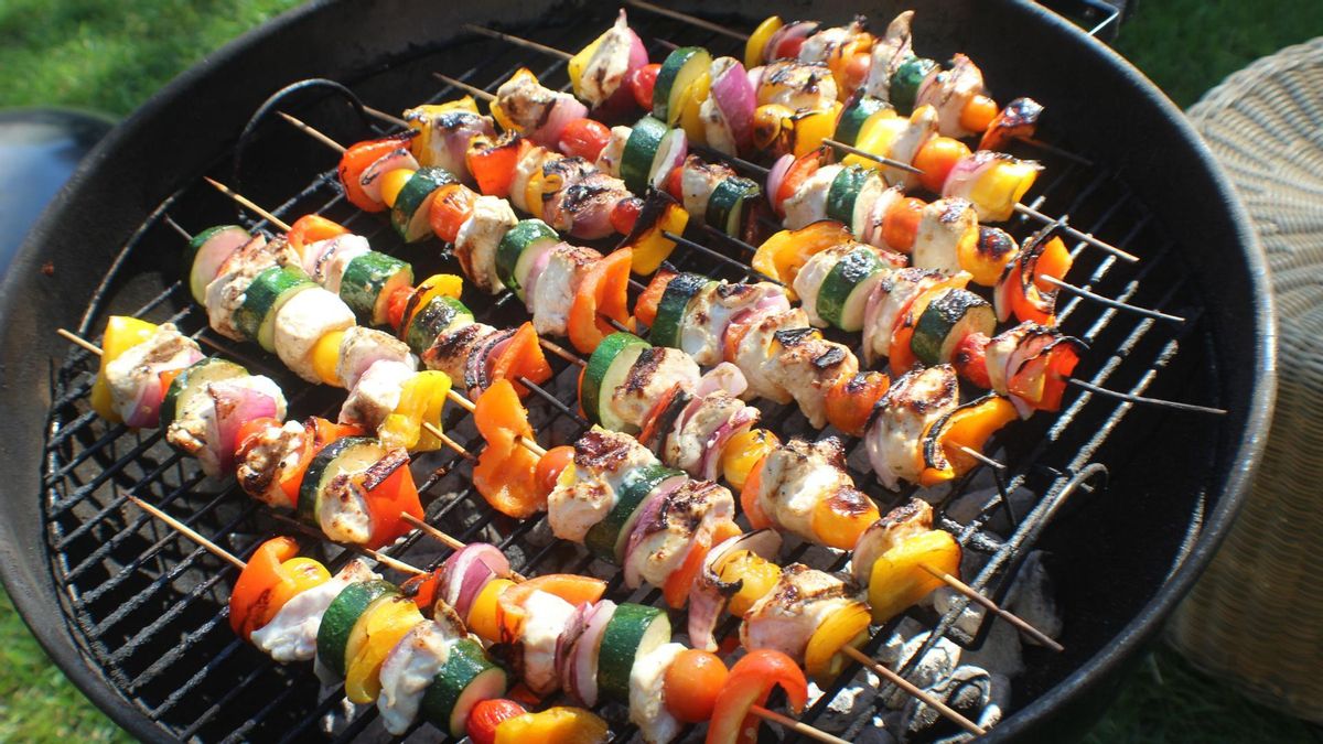 Brochetas de pollo y verduras.