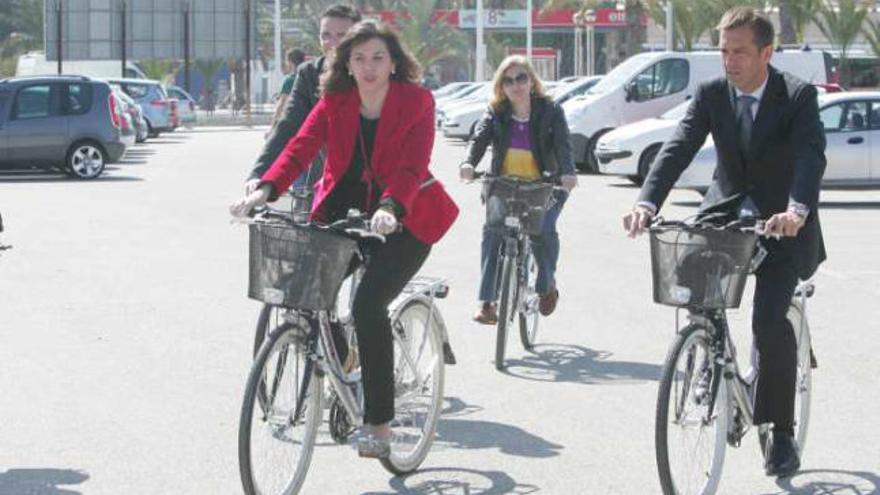 Mercedes Alonso, junto su equipo, prueba las bicicletas del nuevo punto habilitado.