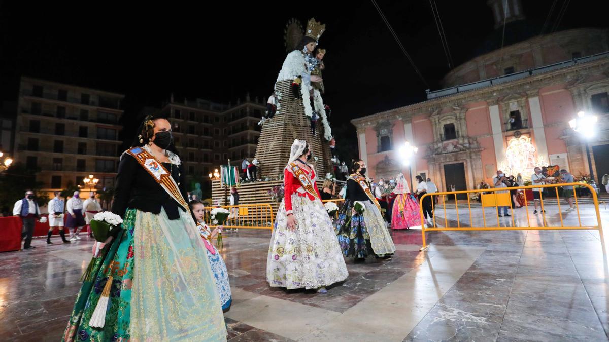 Búscate en el primer día de la ofrenda por la Calle Caballeros de las 21:00 a las 22:00