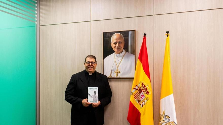 Carlos Martínez Oliveras: "Las páginas de 'Alzad la mirada' dedicadas a la visita de León XIV a Canarias tienen una fuerza especial"