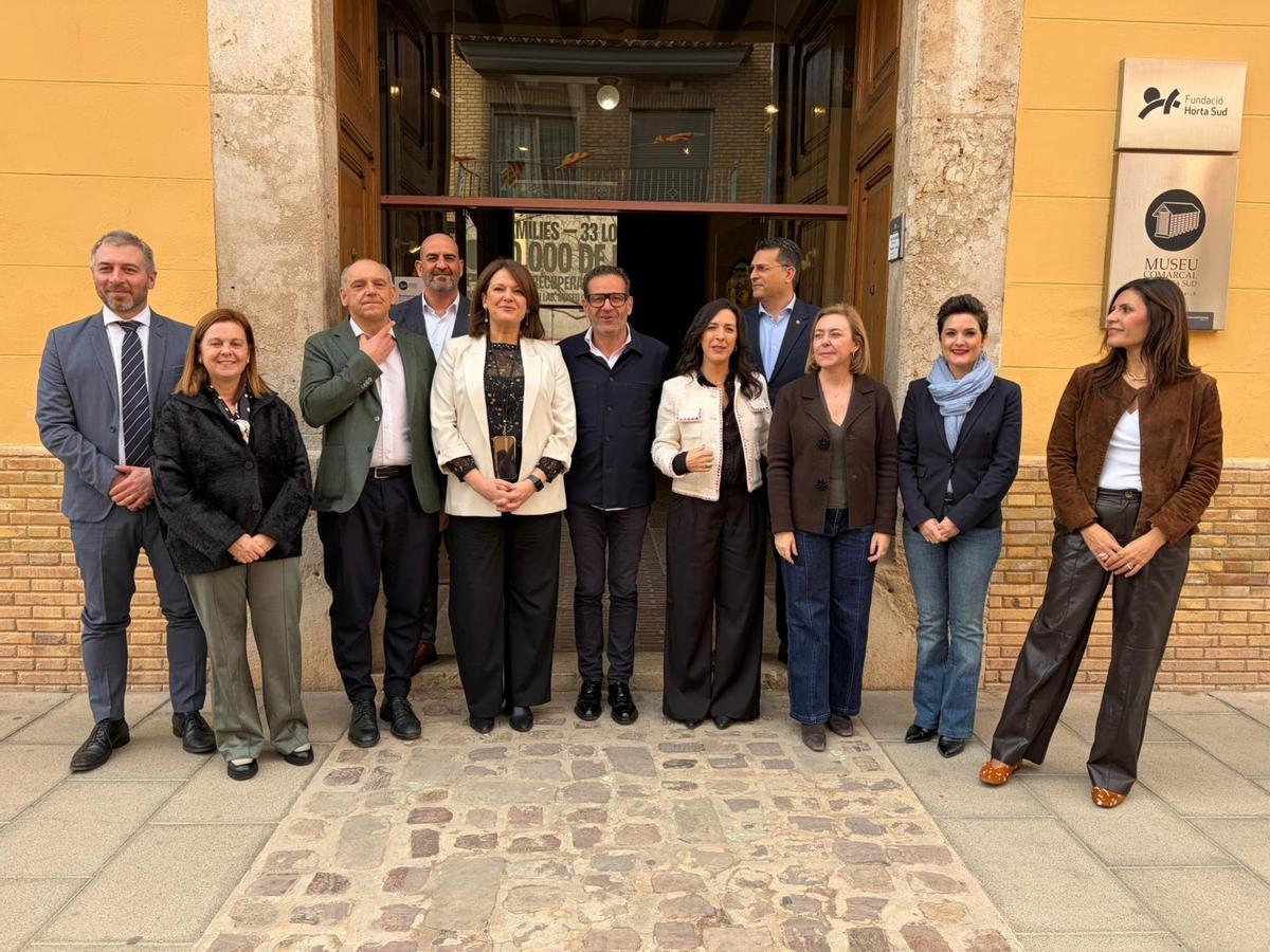 Representantes europeos y de diputaciones en el encuentro de Paternalia en el Museu de l'Horta Sud.