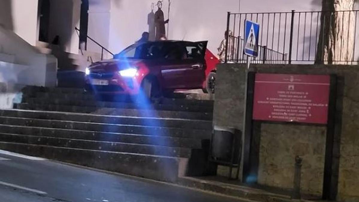 El coche en las escaleras del lugar de culto de Sant Joan