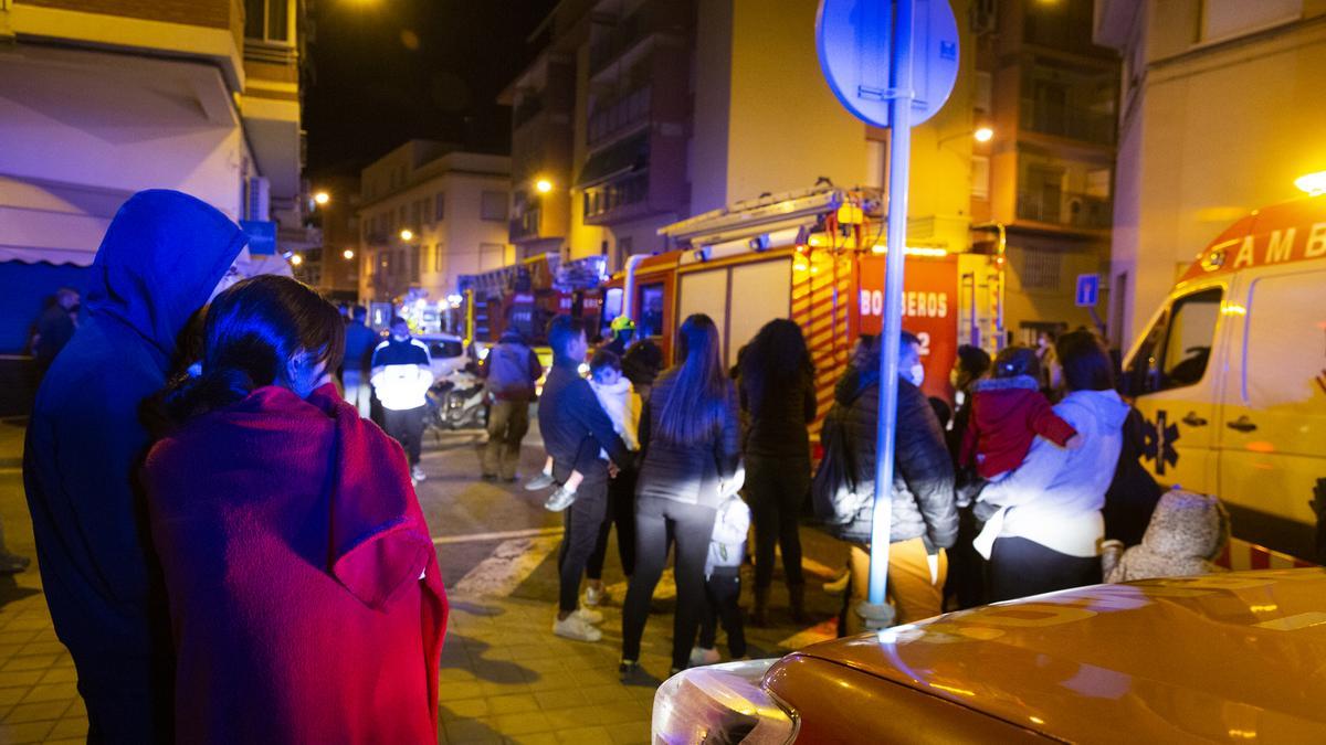 Vecinos y servicios de emergencia en el lugar del incendio en Alicante.